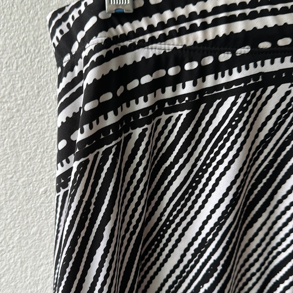 Chicos skirt size 0 or size small black and white patterned - Picture 9 of 9